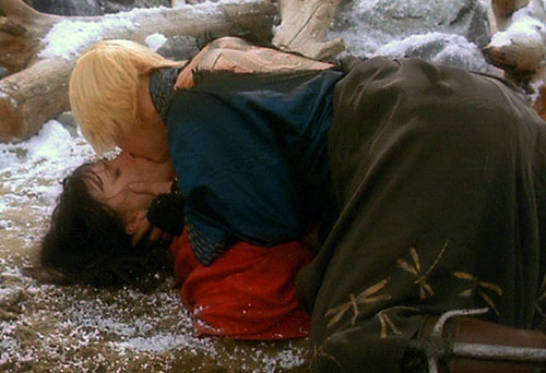 Gabrielle kissing Xena